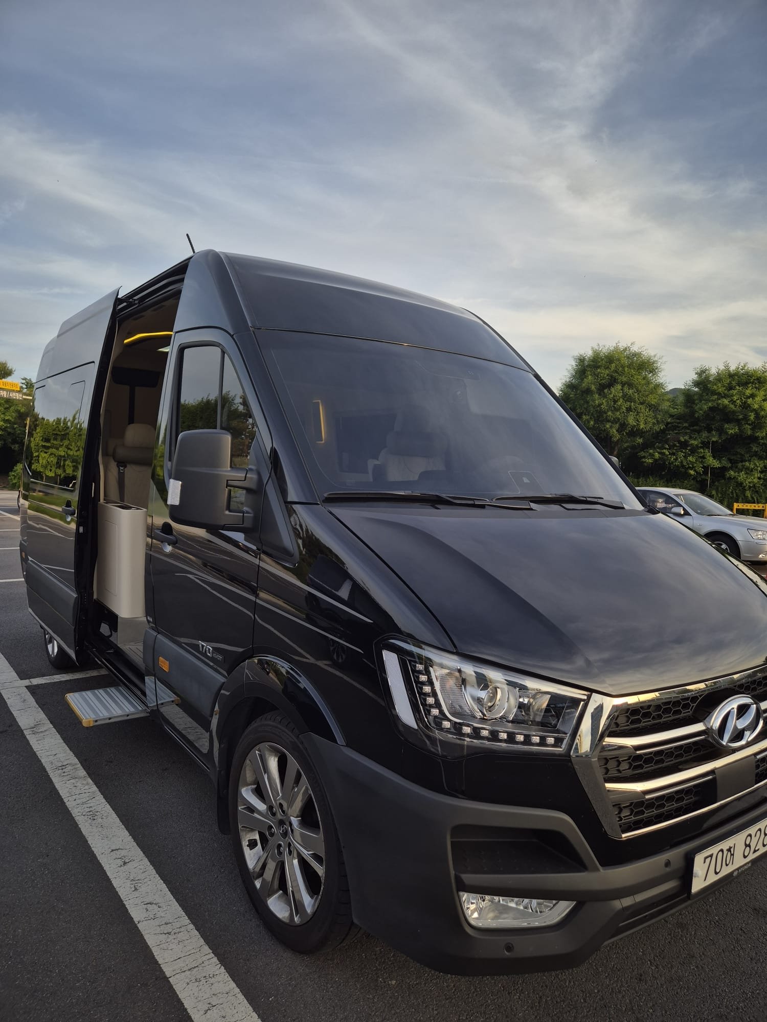 VIP Hyundai Solati — Private Airport Transfer